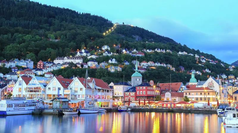Kveldsbilde av Bergen havn.