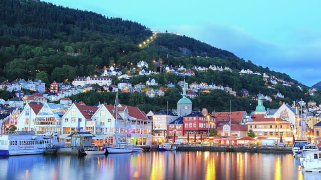 Kveldsbilde av Bergen havn.