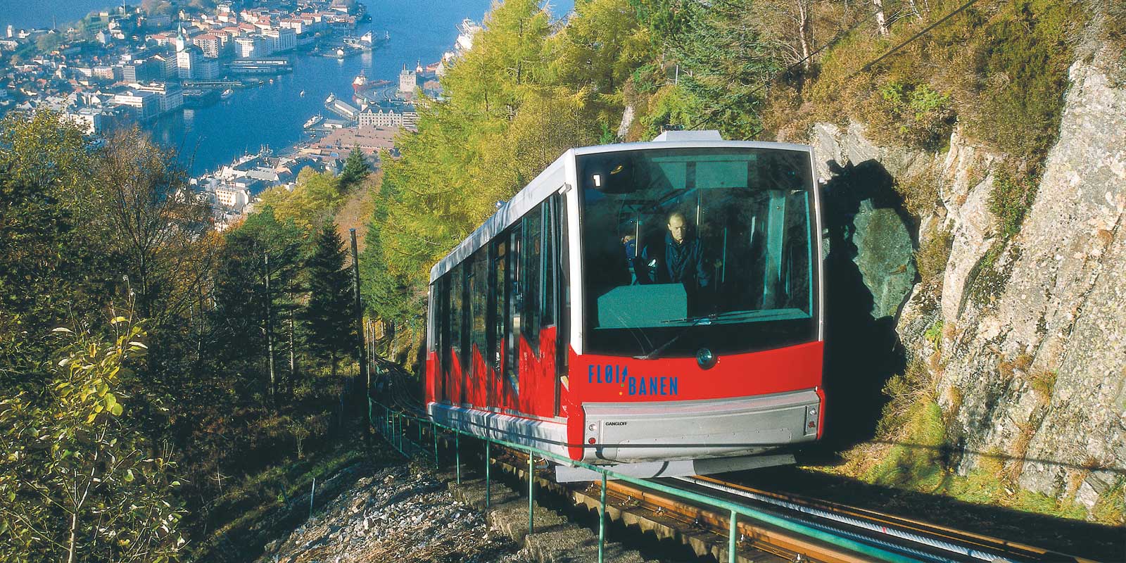Bilde av Fløibanen, rødt og hvitt tog som kjører nedover mot sentrum