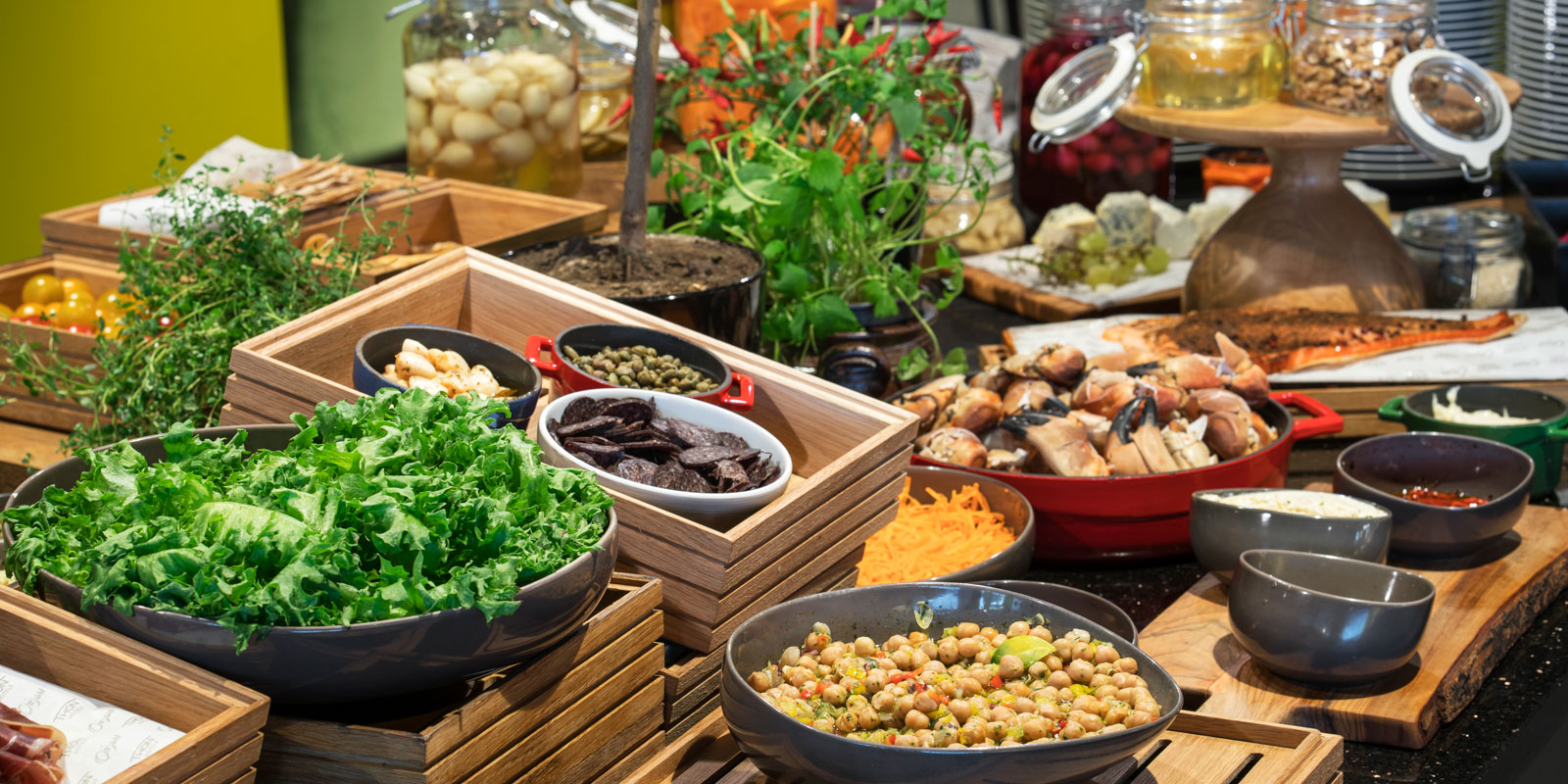 Bugnende lunsjbuffet med sj&#xF8;mat, skalldyr, spekemat, salater og gr&#xF8;nnsaker p&#xE5; Thon Hotel Bergen Airport ved Bergen Lufthavn, Flesland. 