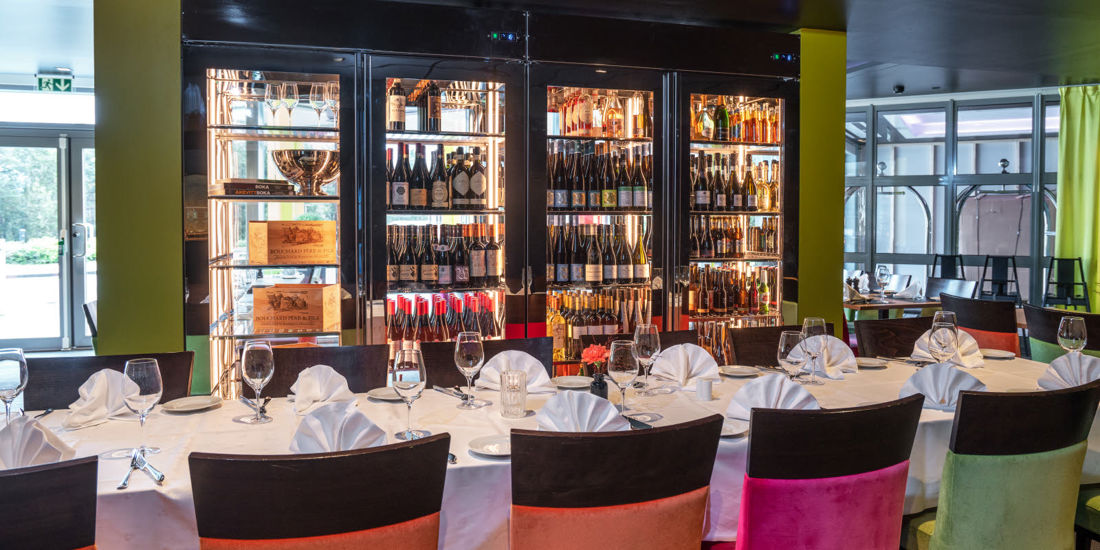Dekket bord og hvite duker på Restaurant Lindbergh i Bergen