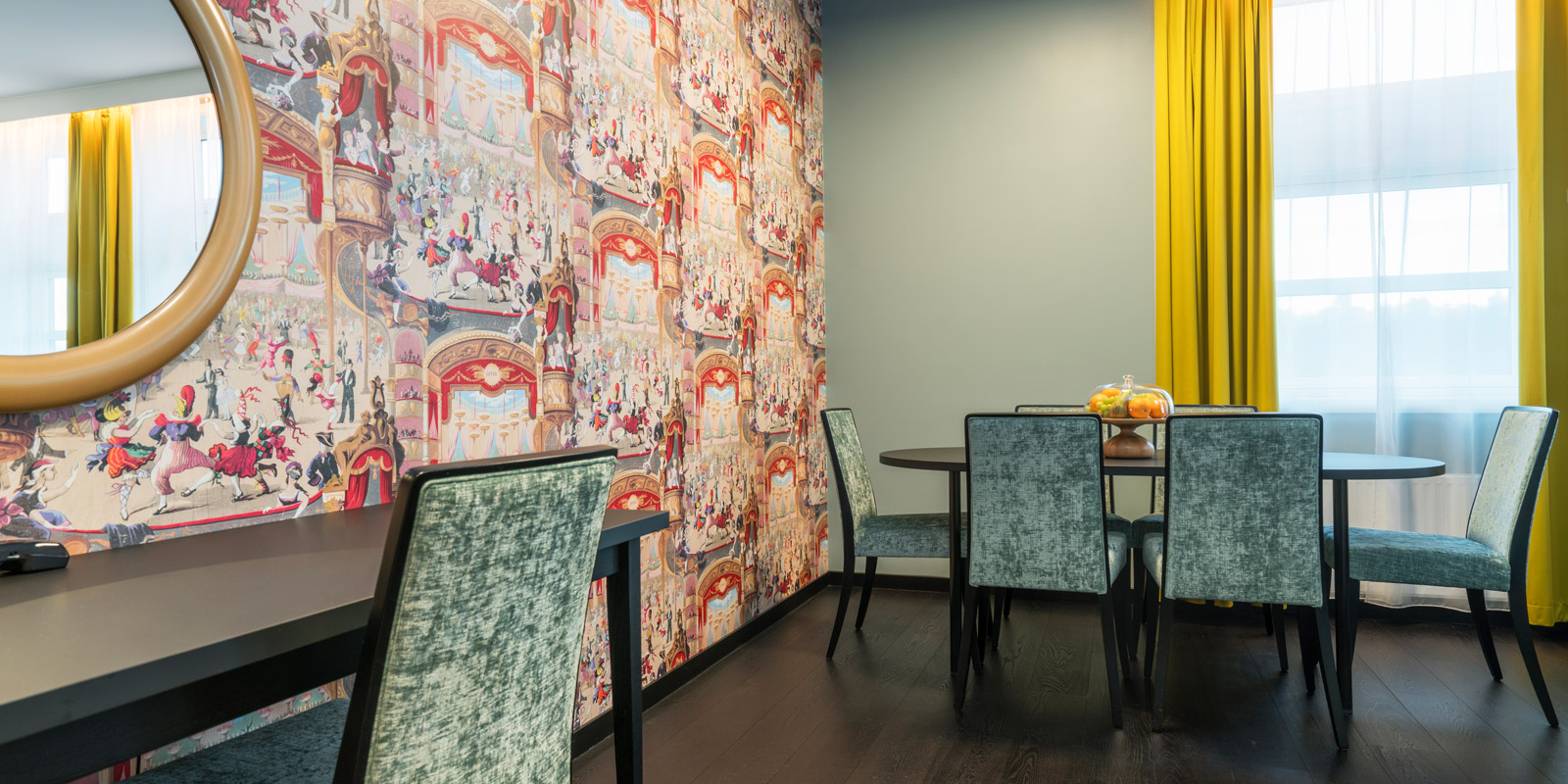 Arbeidsplass og sittegruppe i suiten  p&#xE5; Thon Hotel Bergen Airport ved Bergen Lufthavn, Flesland.