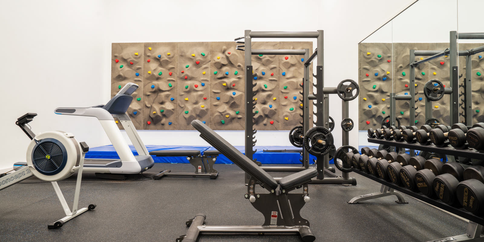 Hotell ved Flesland med treningsrom med rikelig av treningsmanualer, apparater, klatrevegg, tredem&#xF8;lle og romaskin.