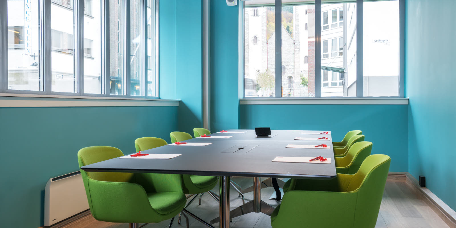 Møterom Fløien med styrebord oppsett