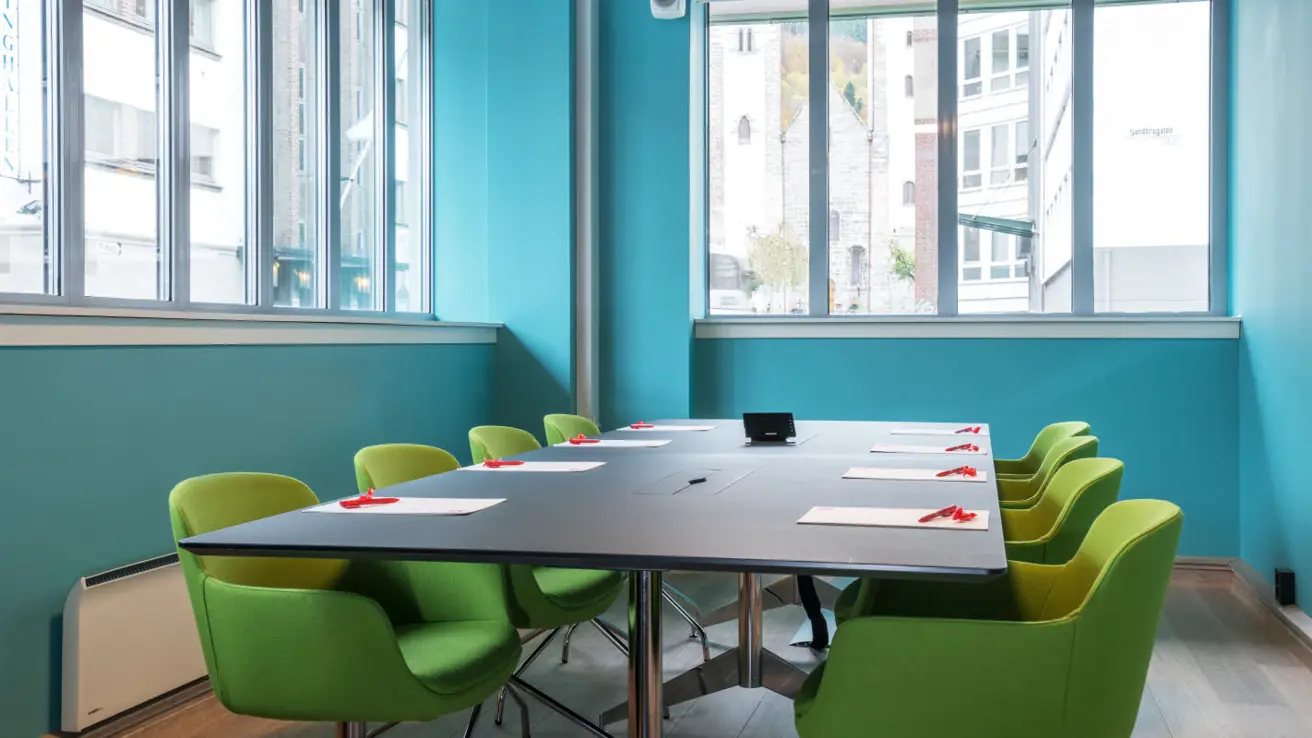 Møterom Fløien med styrebord oppsett