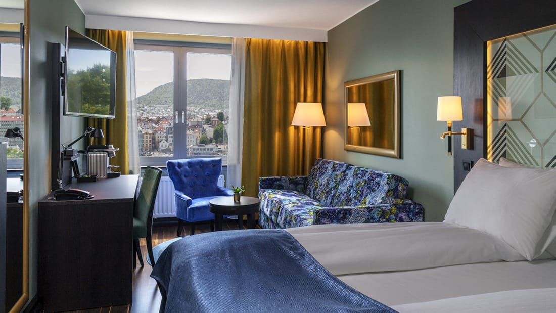 Seng, sofa og stol i superior room på Thon Hotel Orion i Bergen
