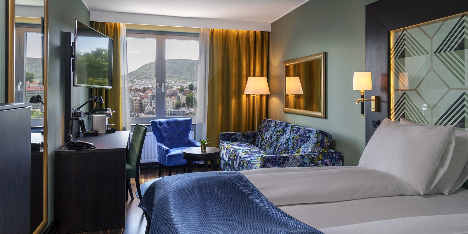 Seng, sofa og stol i superior room på Thon Hotel Orion i Bergen