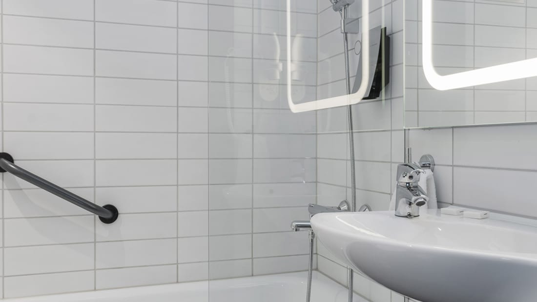 Vask og dusj med badekar i superior room på Thon Hotel Orion i Bergen