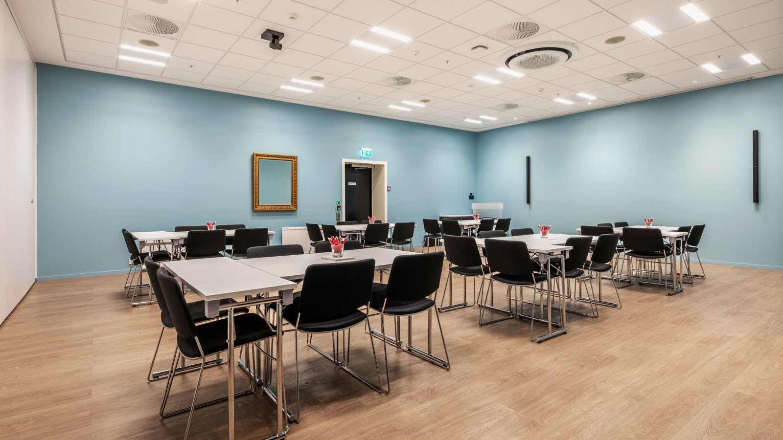 Møterom i gruppeoppsett.