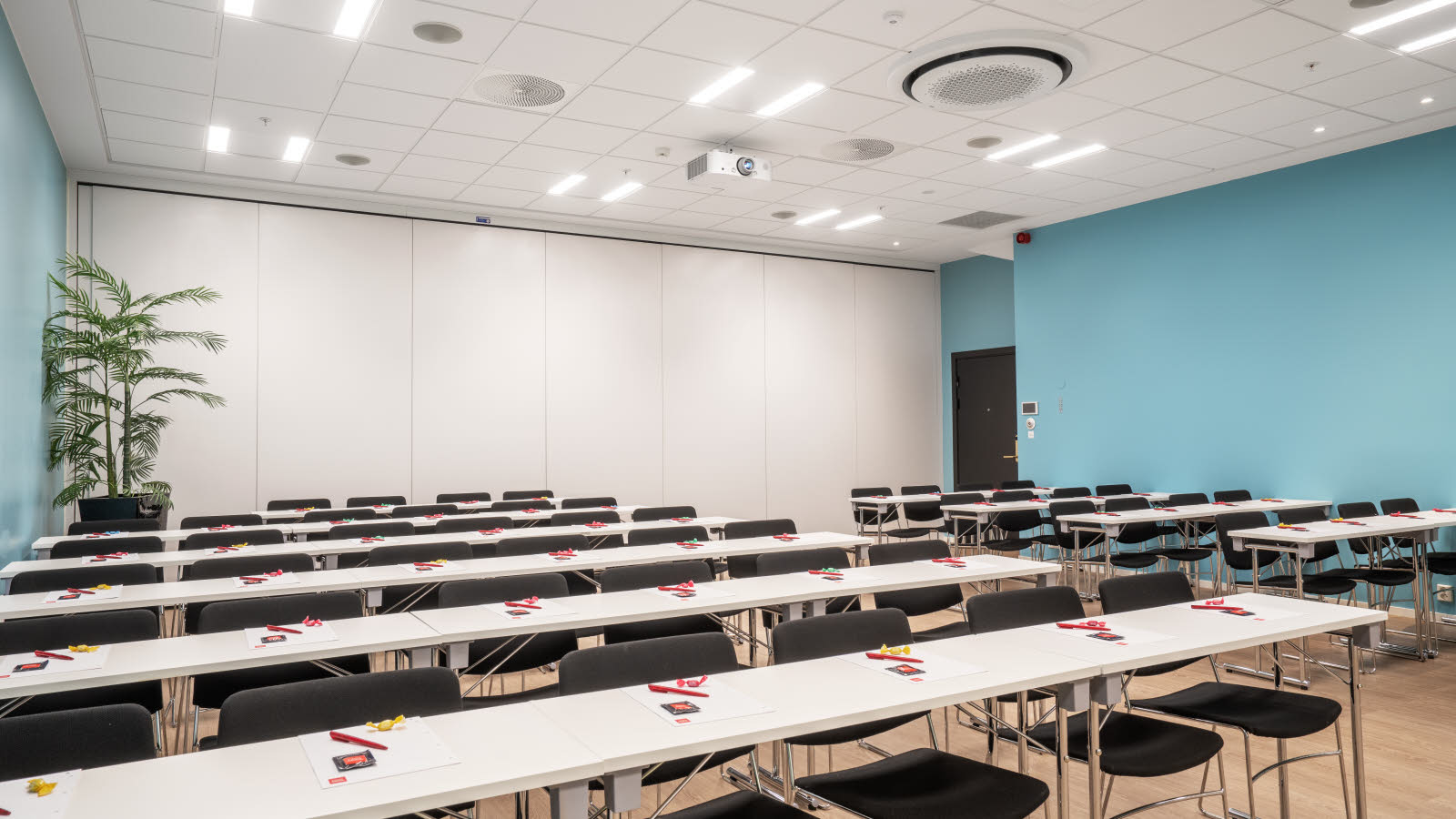 Møterom i klasseromsoppsett sett forfra.