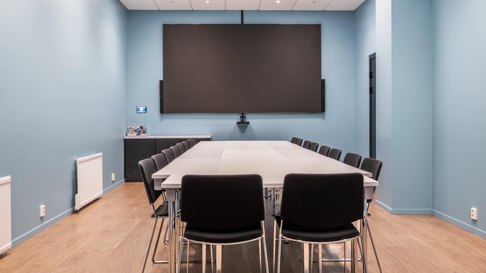 Møterom Fløyen i styrebord-oppsett sett bakfra. Skjerm i front.