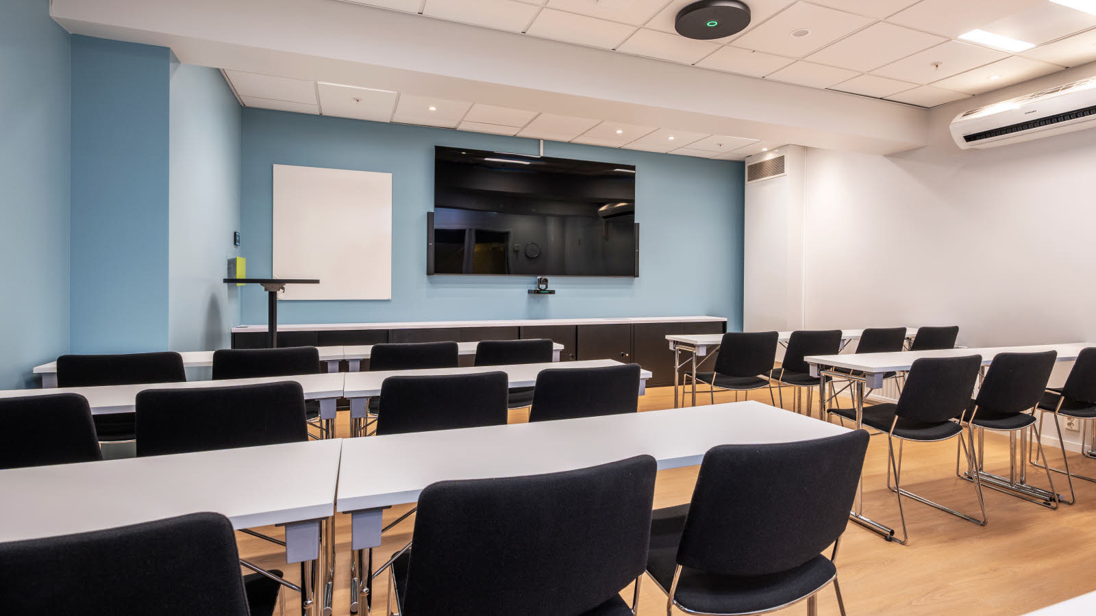 Møterom i klasseromsoppsett.