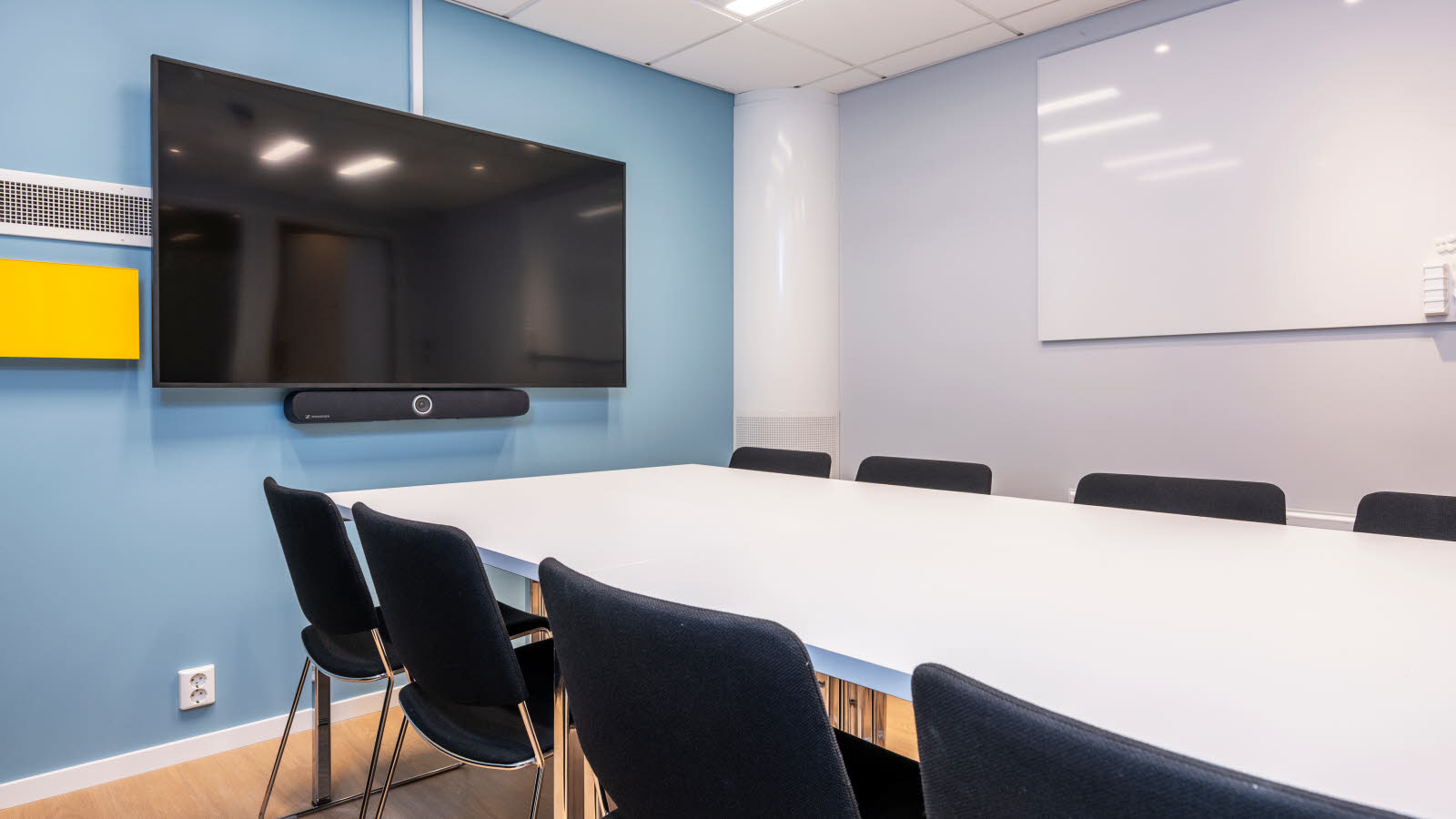 Møterom i styrebord-oppsett.