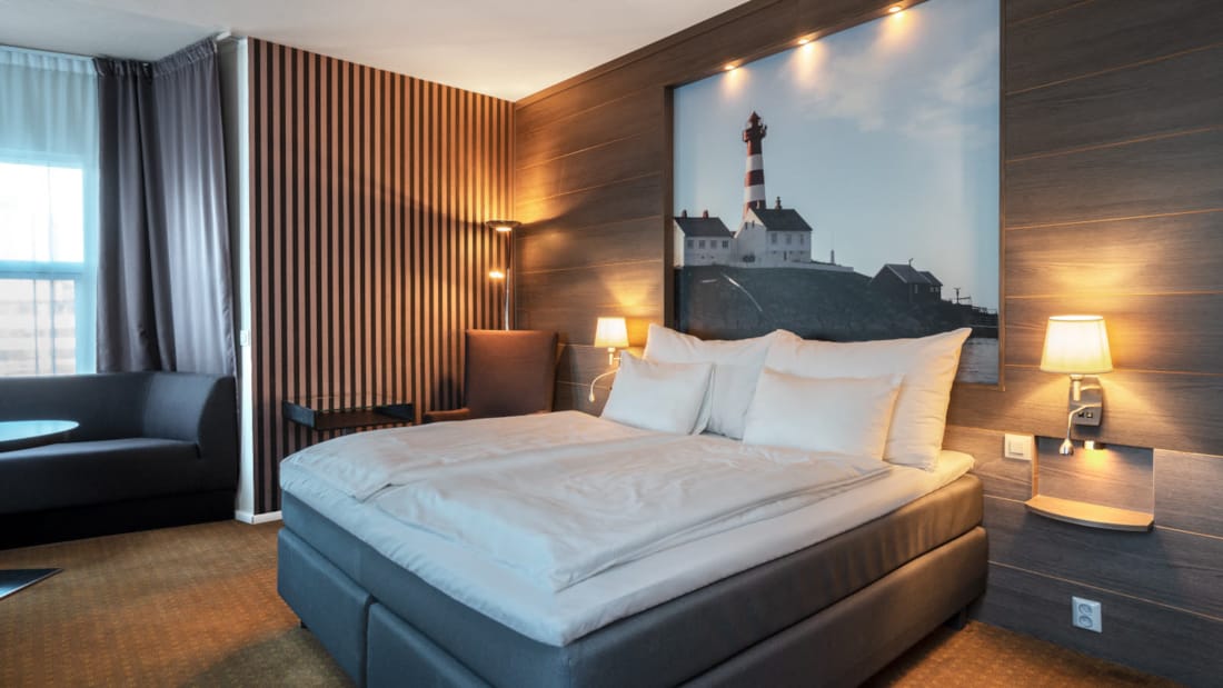 Thon Hotel Skagen Junior Suite med dobbeltseng, sitteplass ved vindu, maleri og lys