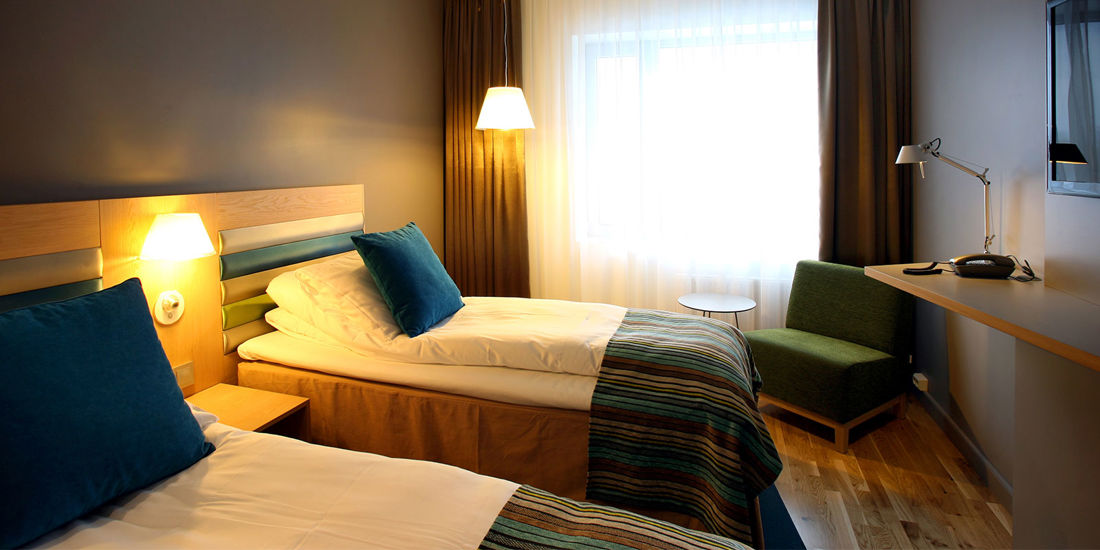 Seng i twinrom på Thon Hotel Brønnøysund