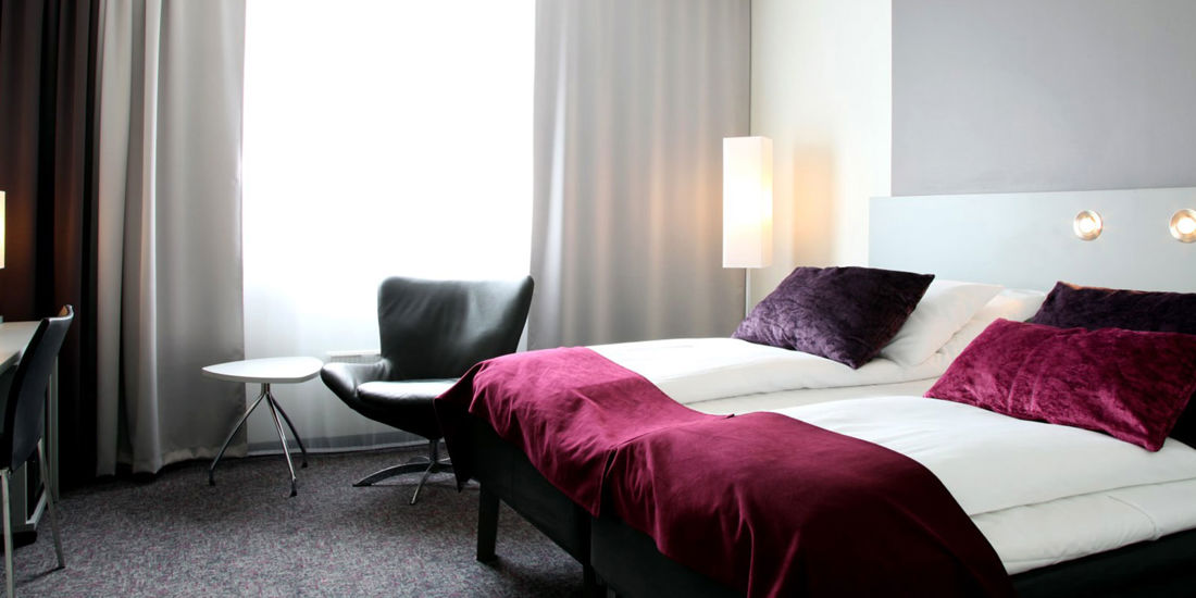 Seng i twinrom på Thon Hotel Torghatten