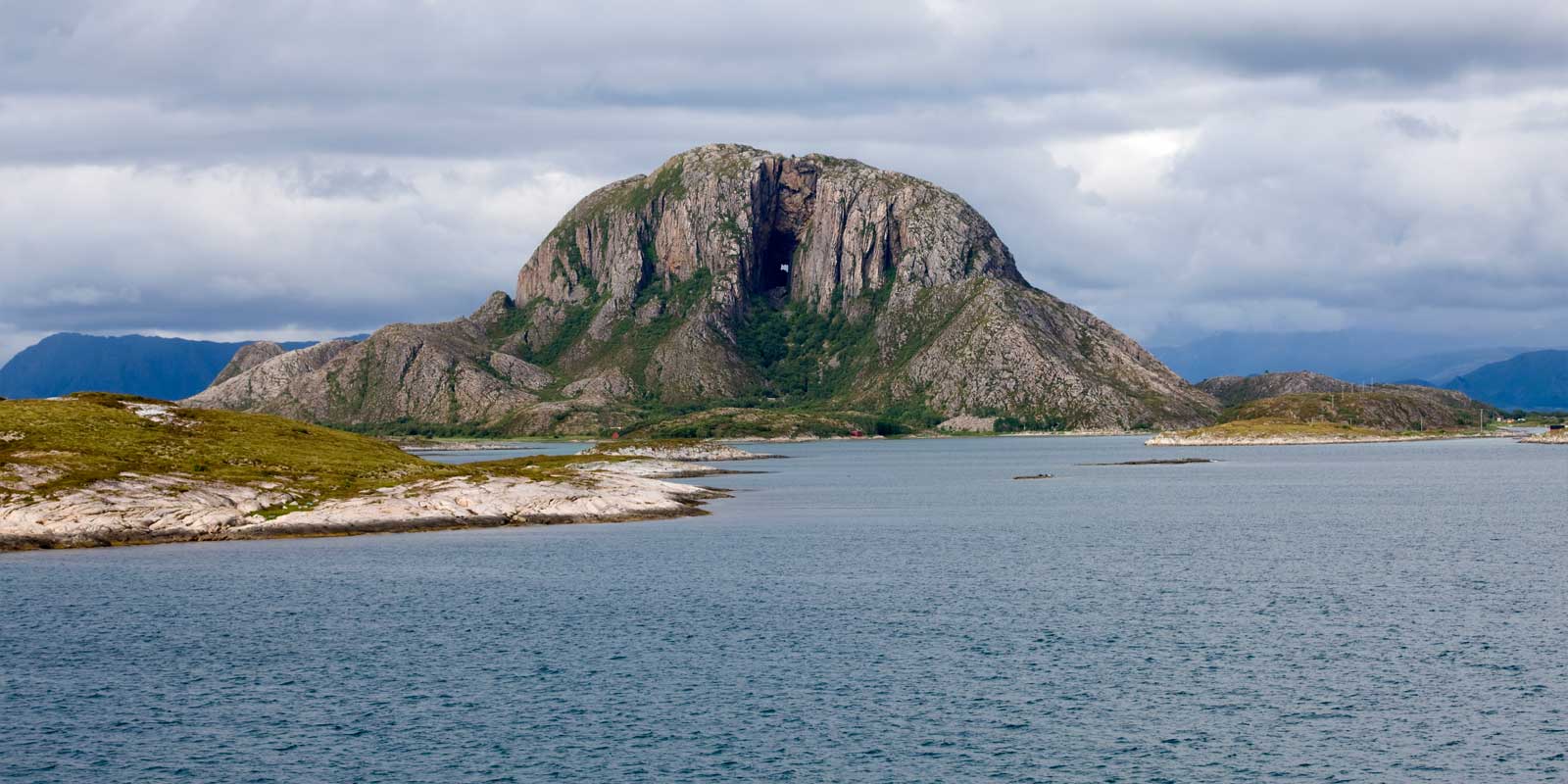 Stor fjell midt i havet, på Brønnøysund.