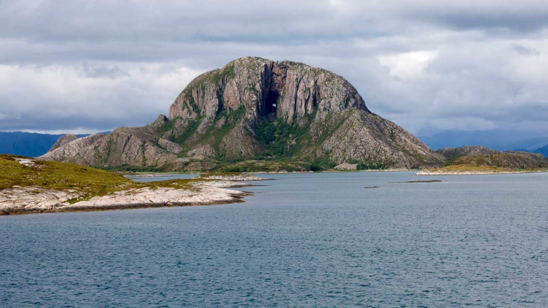 Stor fjell midt i havet, på Brønnøysund.