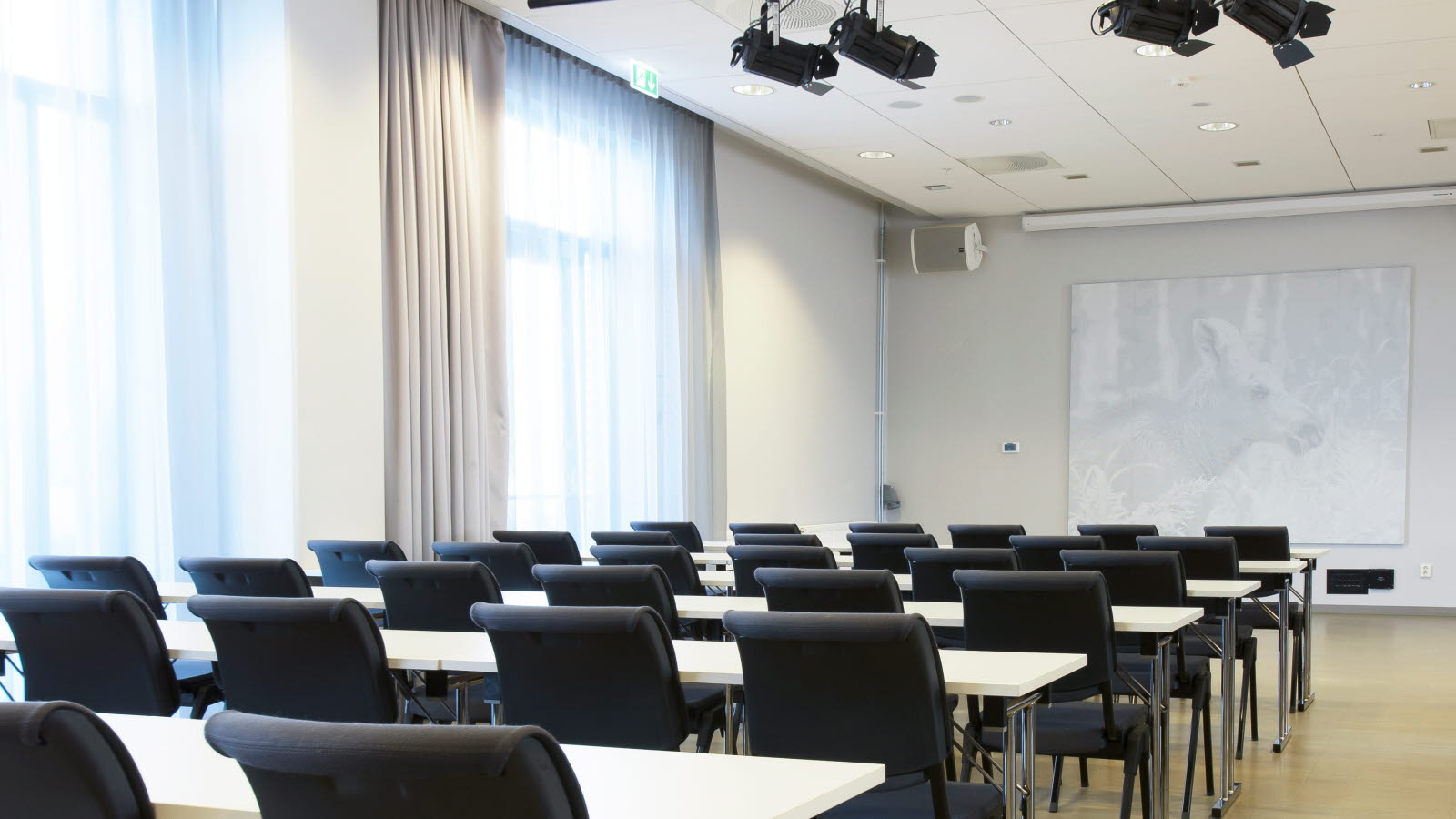 Møterom i klasseromoppsett med spotlights