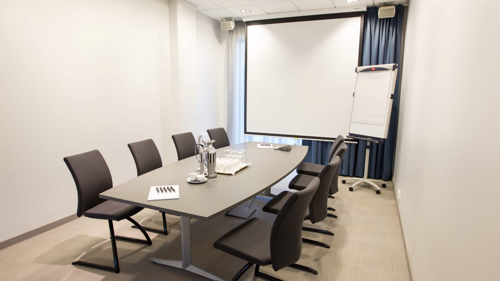 Møterom med styrebord og projektor