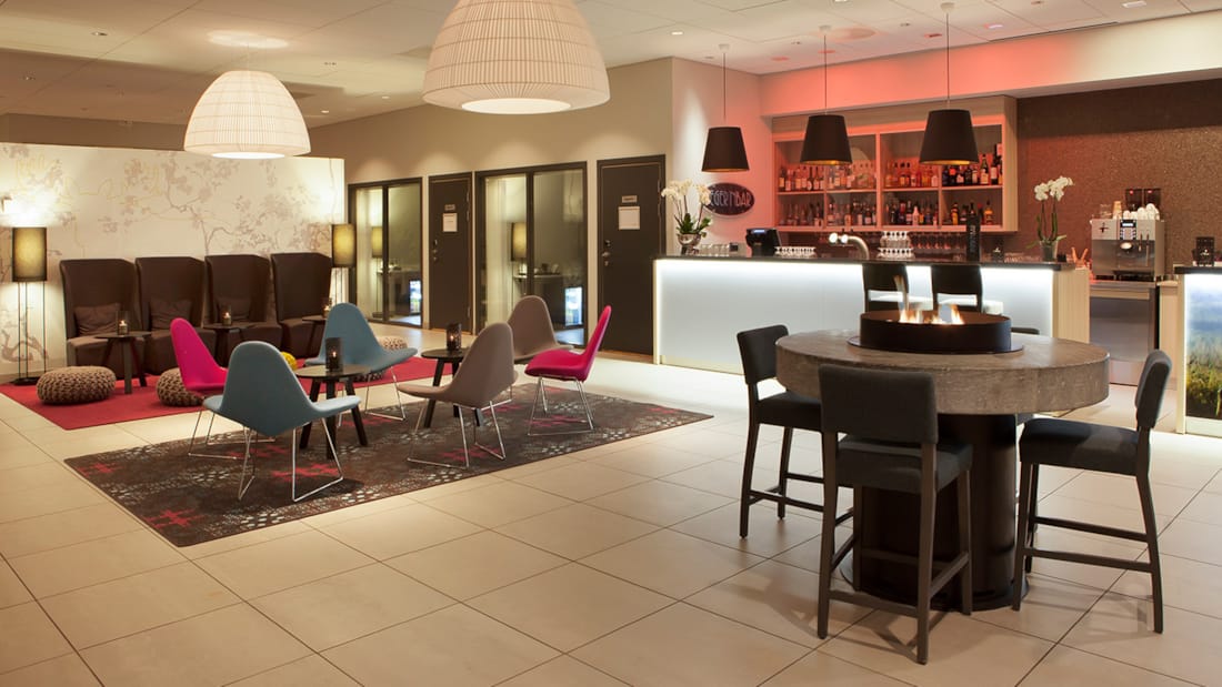 Hyggelig sitteområde i Jegern Bar som ligger i tilknytning til lobbyen til Elgstua Hotell i Elverum