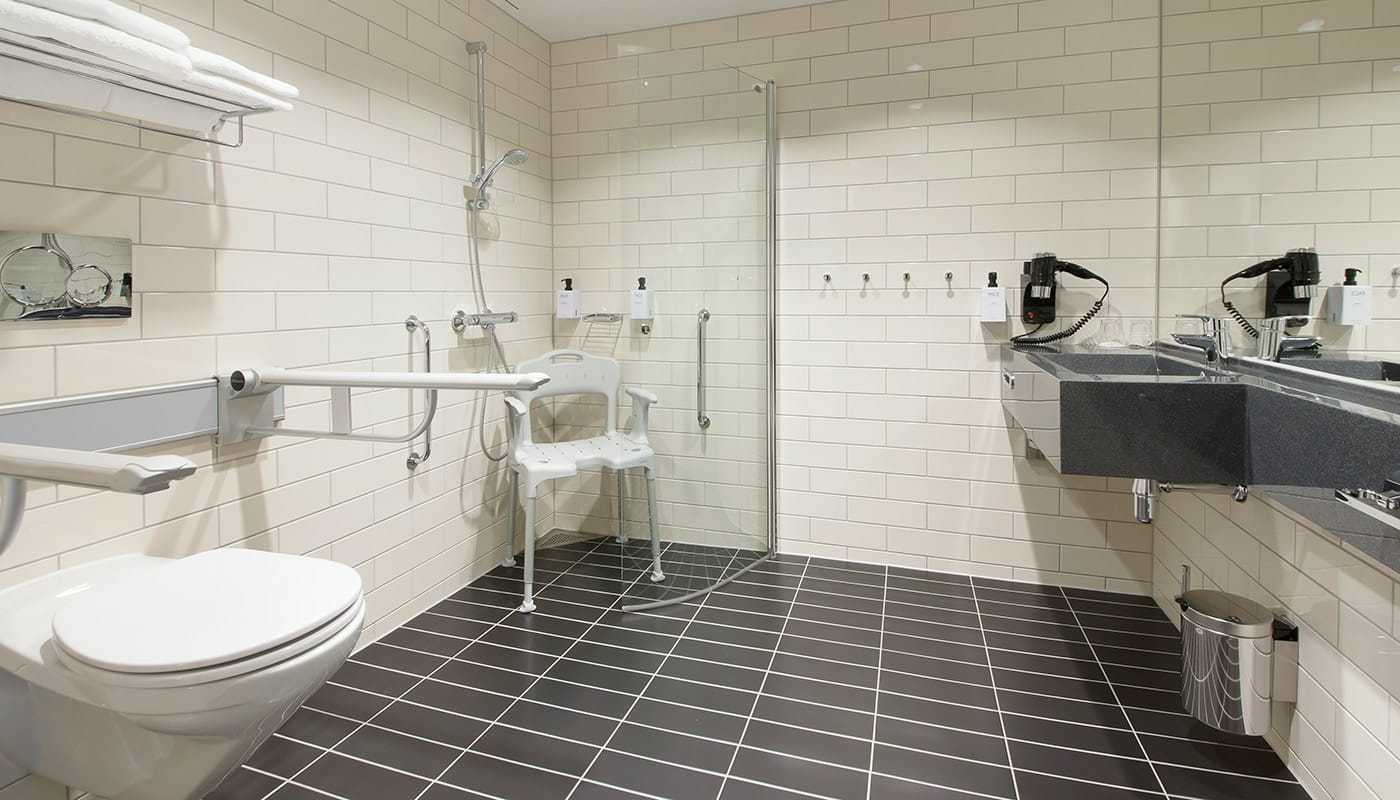 Bad på handikapvennlig rom på Elgstua Hotell i Elverum