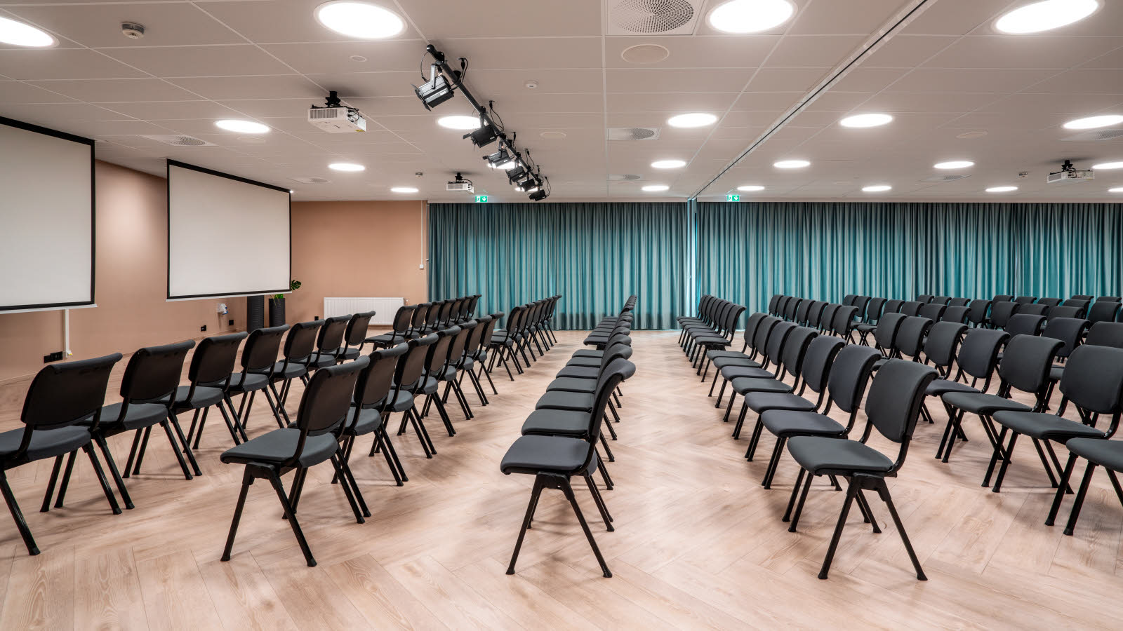 Elvelyst konferanserom med bankett-oppsett på Hotel Central i Elverum 