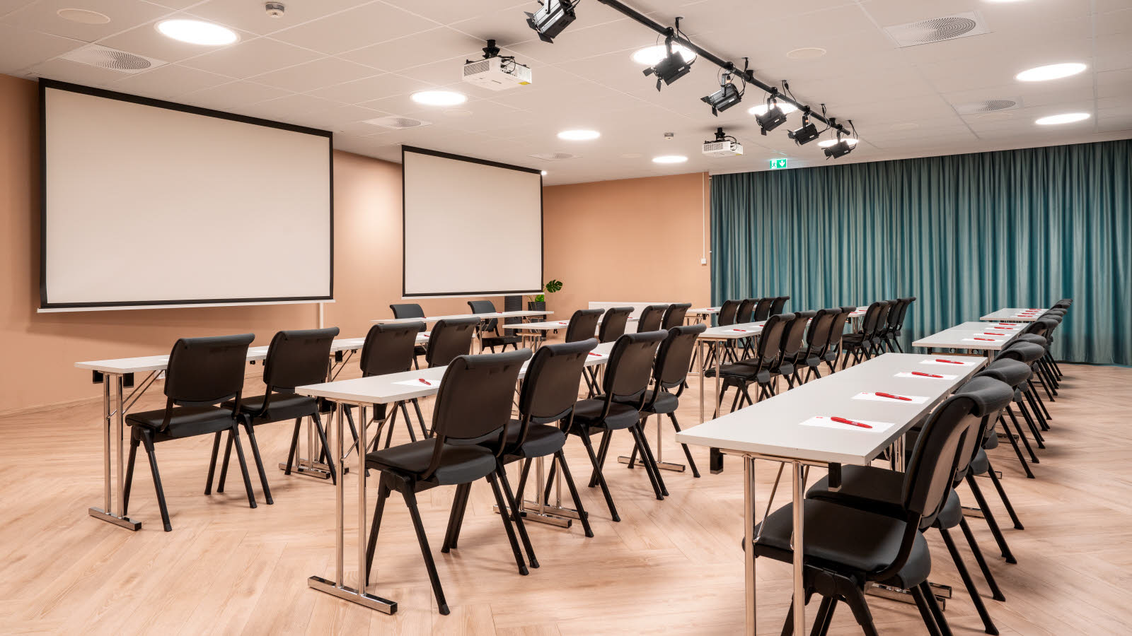 Elvelyst konferanserom med klasseromsoppsett på Hotel Central i Elverum 