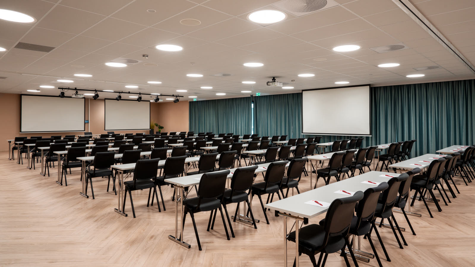 Elvelys konferanserom med klasseromsoppsett på Hotel Cenral i Elverum