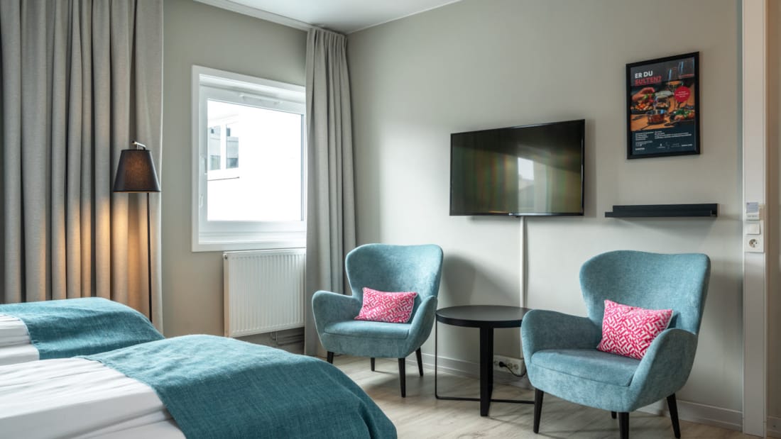 Skrivebord og tv på standard twin rom på Hotel Central i Elverum 