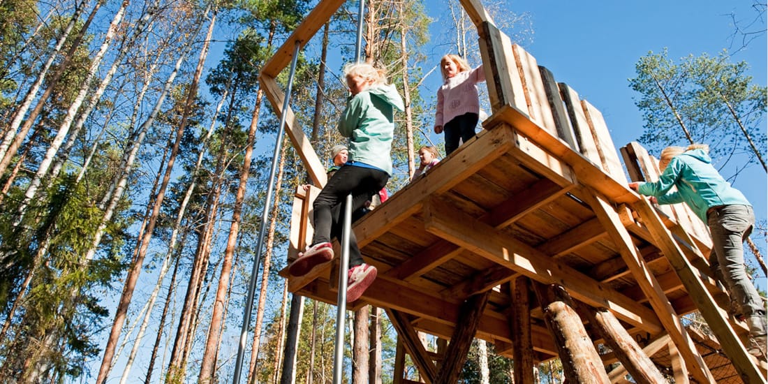 Utendørs klatrestativ i Bjørneparken i Flå