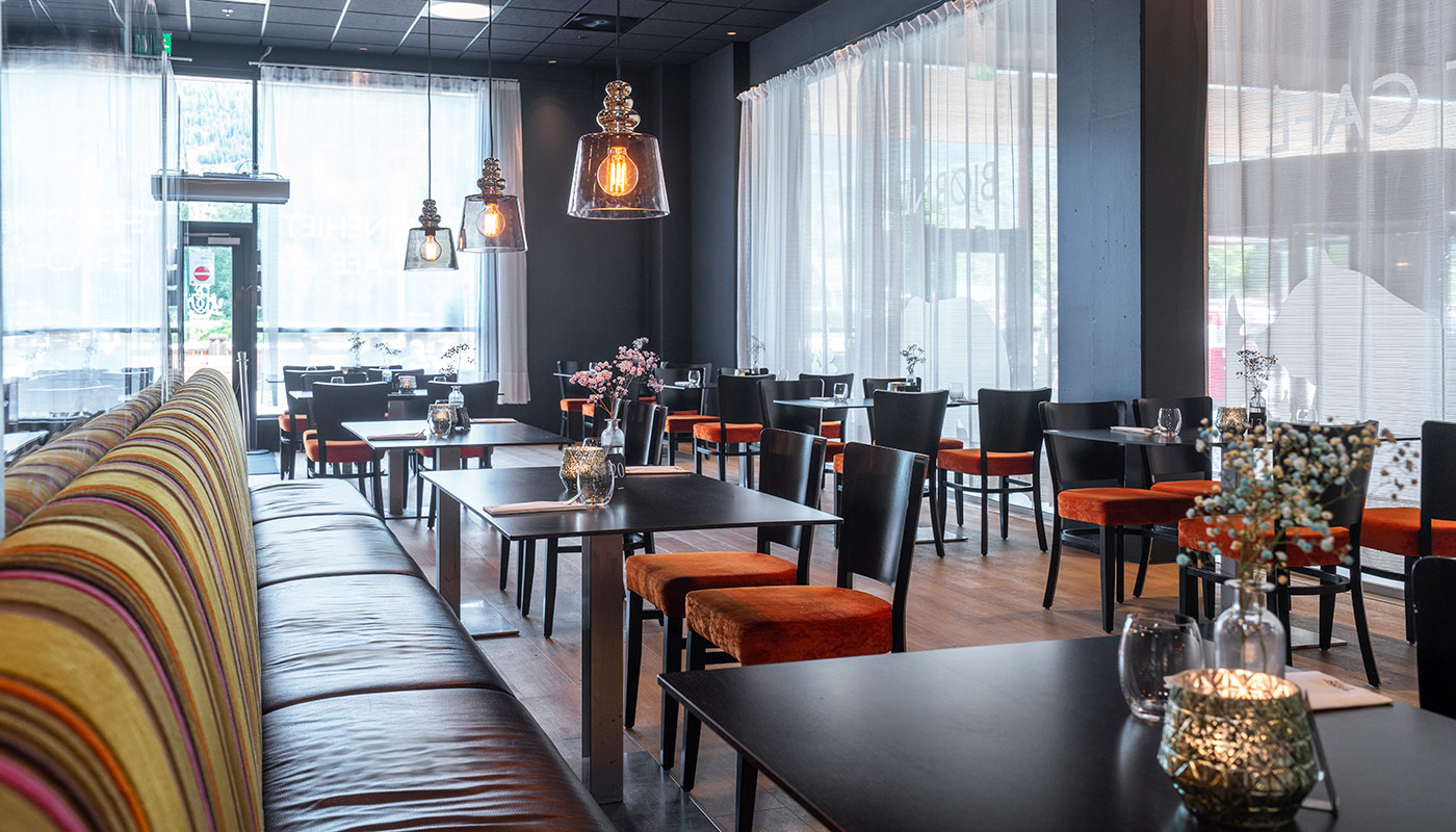 Bord og stoler på Bjørnehiet kafé på Thon Hotel Bjørneparken