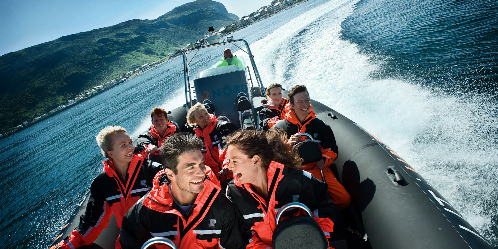 Gruppe med mennesker som kj&#xF8;rer Ribb&#xE5;t i Fosnav&#xE5;g