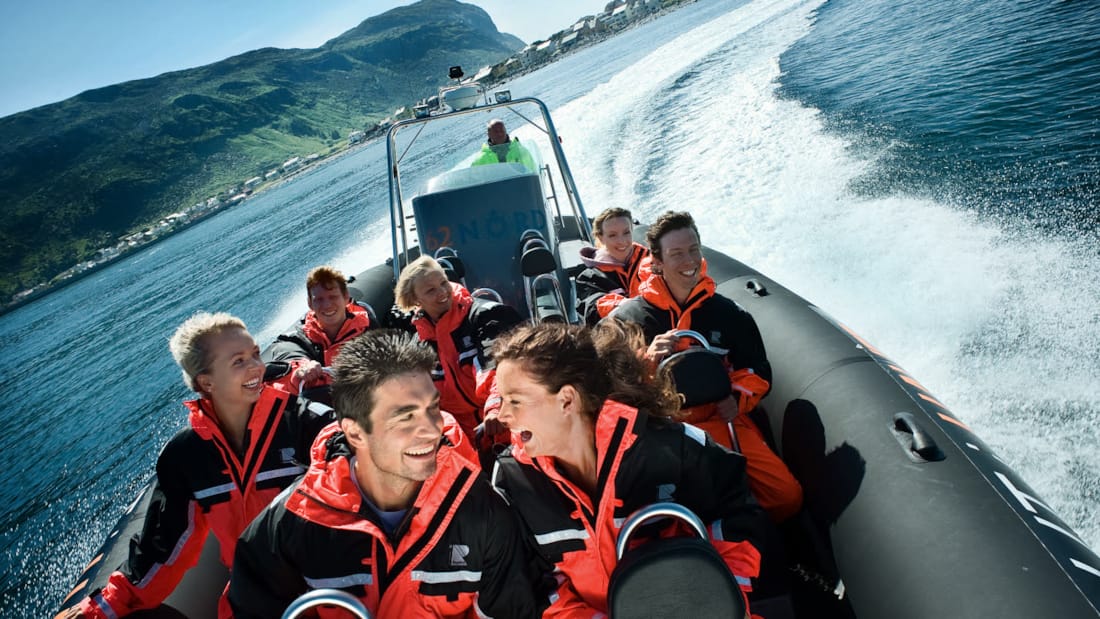 Gruppe med mennesker som kjører Ribbåt i Fosnavåg