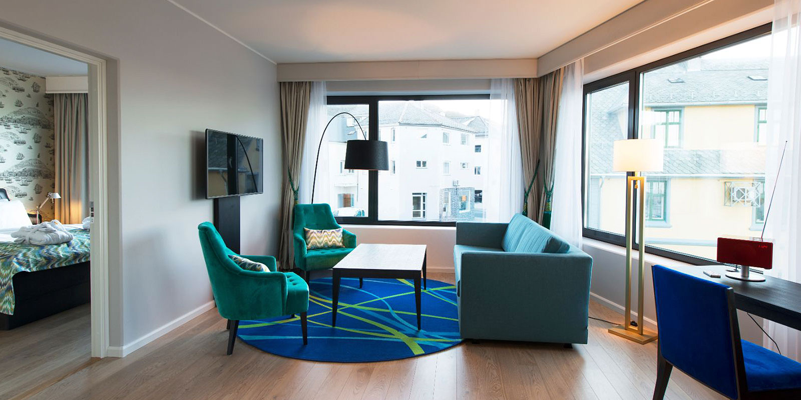 Sofa og sittegruppe i juniorsuite på Thon Hotel Fosnavåg