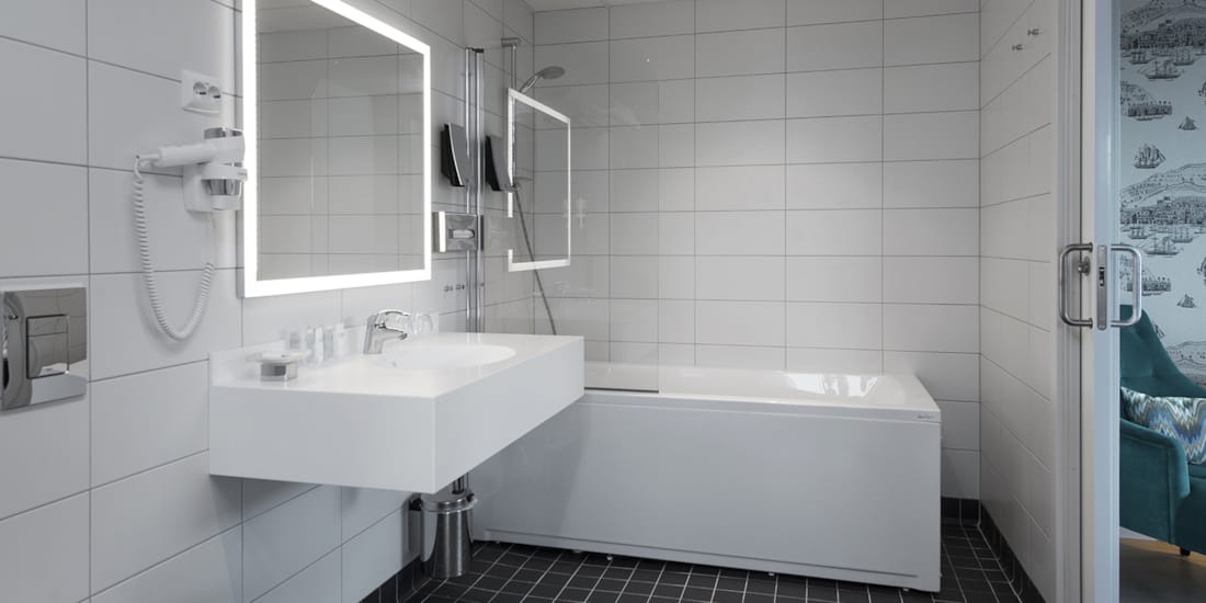 Vask og badekar med dusj i juniorsuite på Thon Hotel Fosnavåg