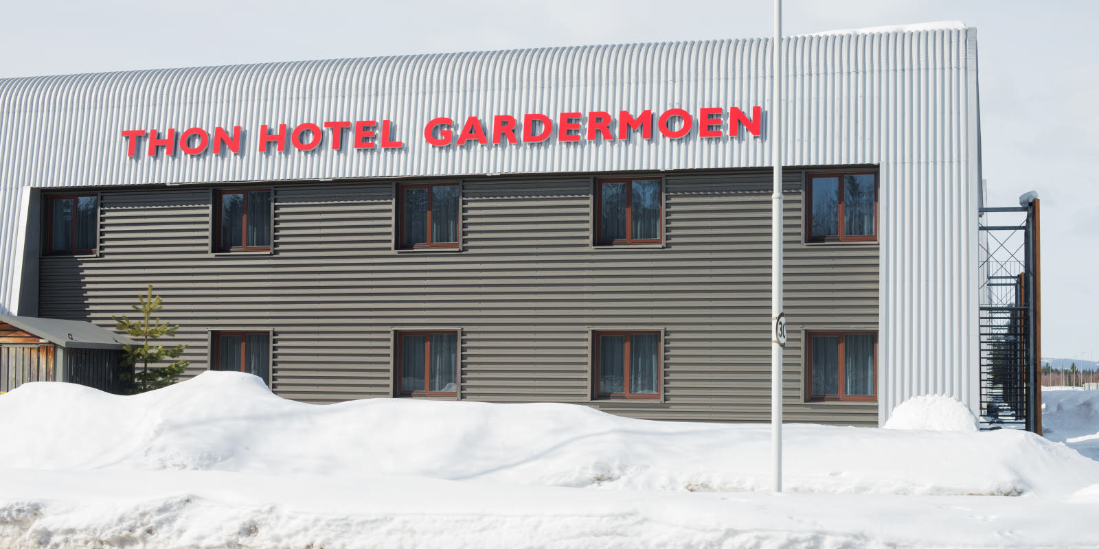 Fasade av Thon Hotel Gardermoen på vinteren