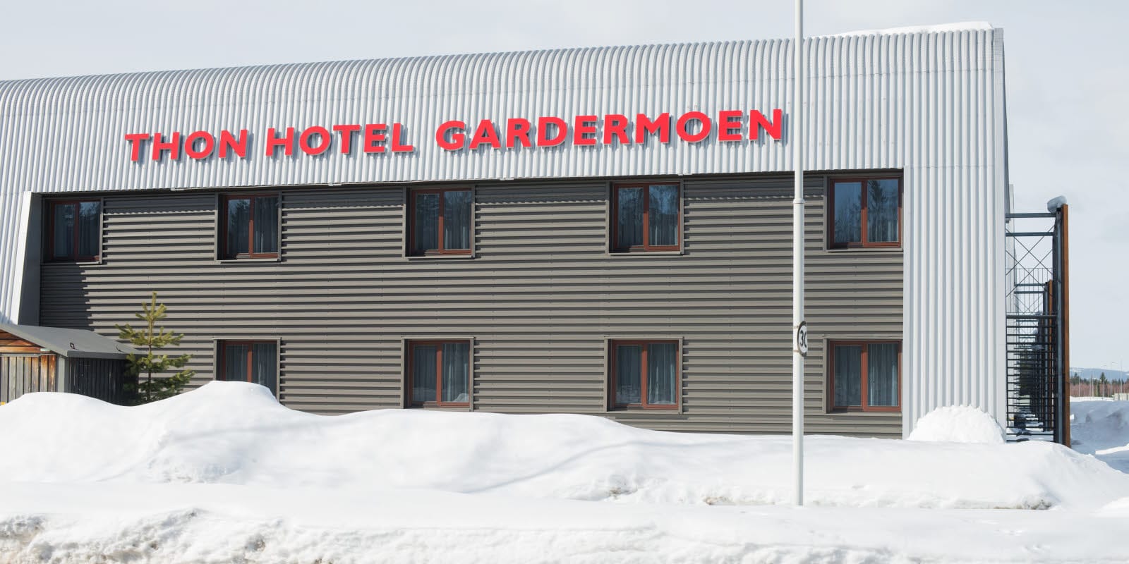 Fasade av Thon Hotel Gardermoen på vinteren