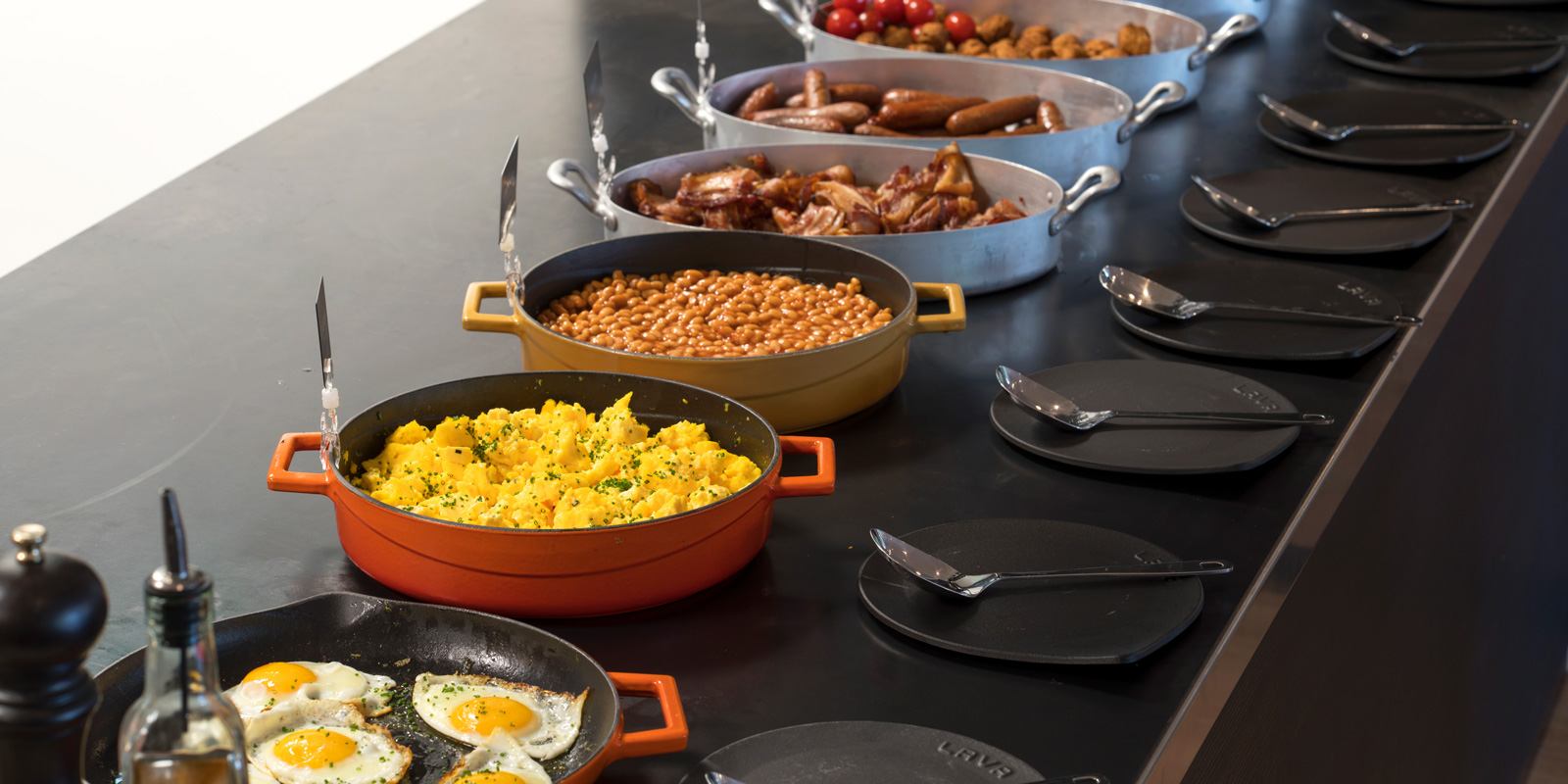 Varmmat til frokost med egg, bønner, poler og tomater på Thon Hotel Gardermoen