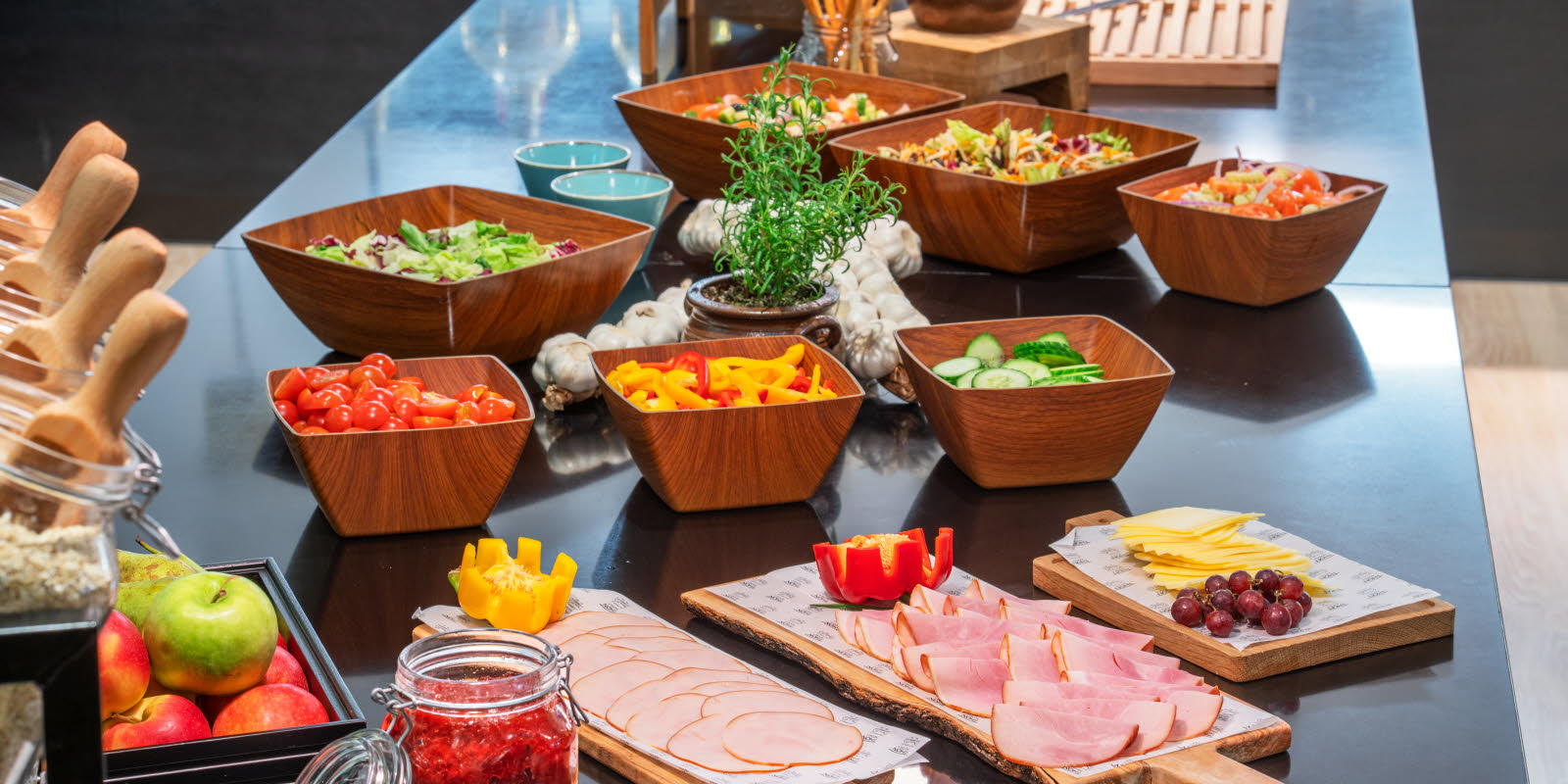 Flere forskjellige pålegg og grønnsaker til et deilig kveldsmåltid på Thon Hotel Gardermoen