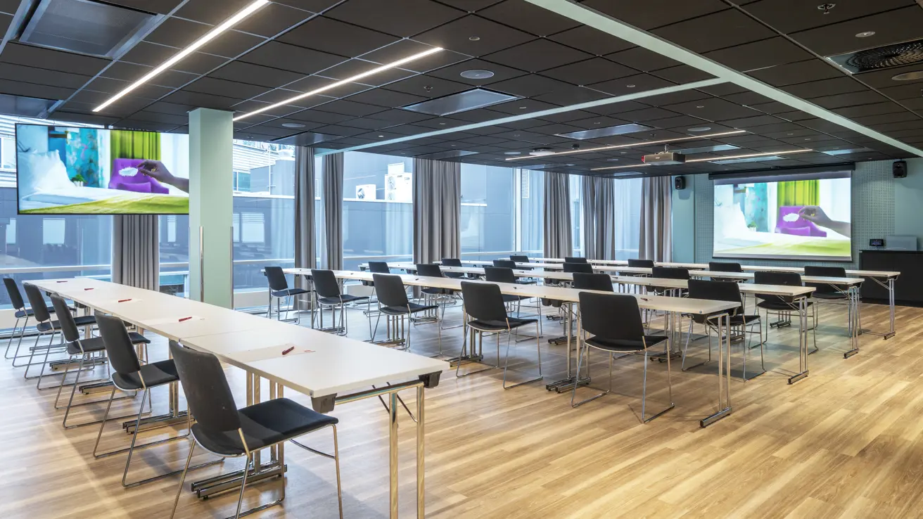Møterom med klasseromoppsett hos Thon Hotel Oslo Airport.
