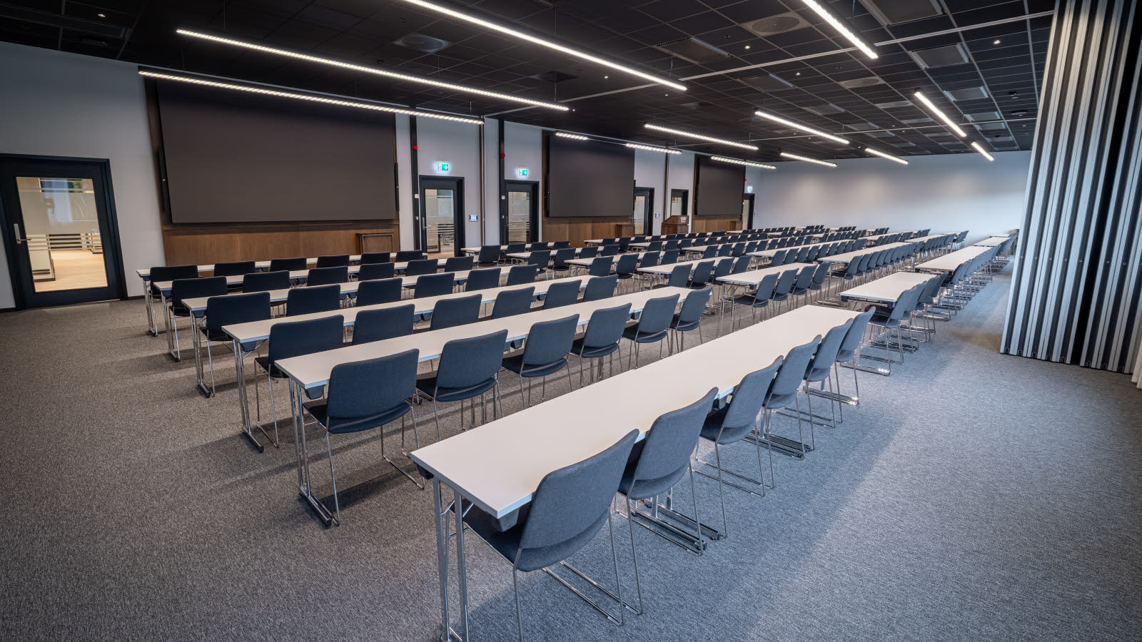 Møterom med klasseromoppsett