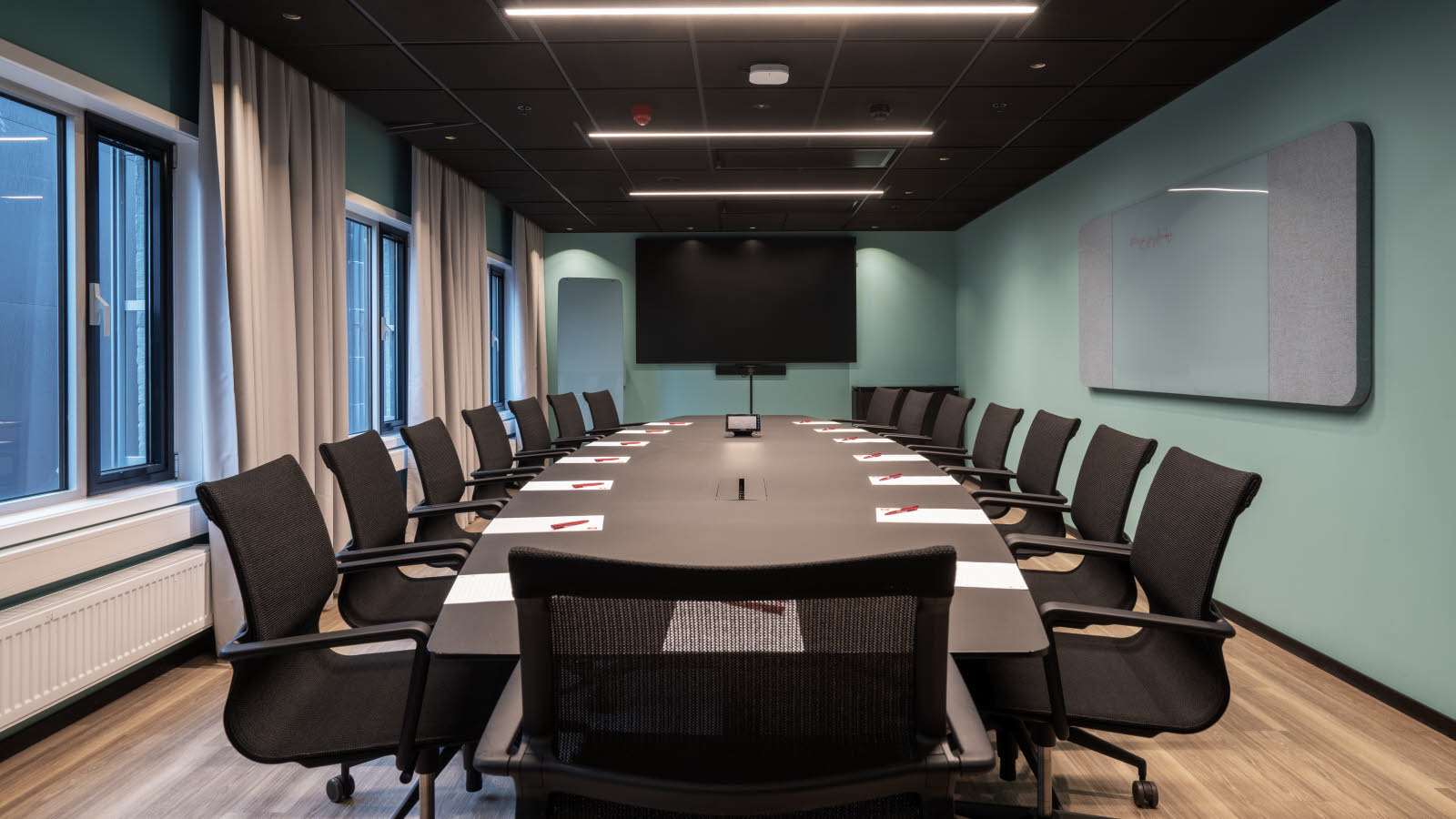 Møterom med styrebordoppsett