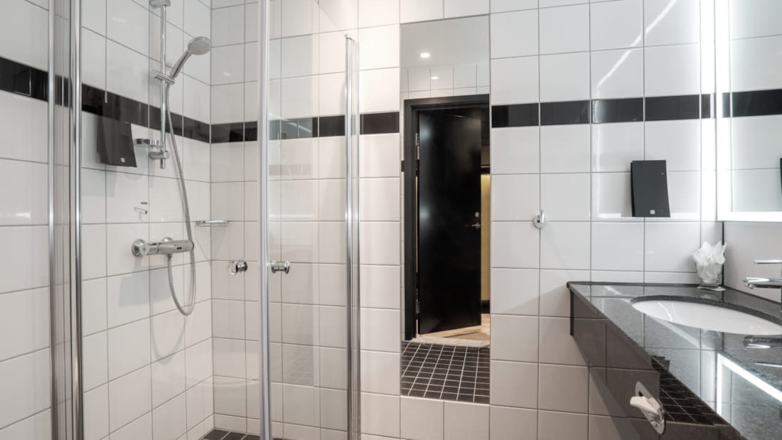 Bad med dusj og servant på Thon Hotel Oslo Airport