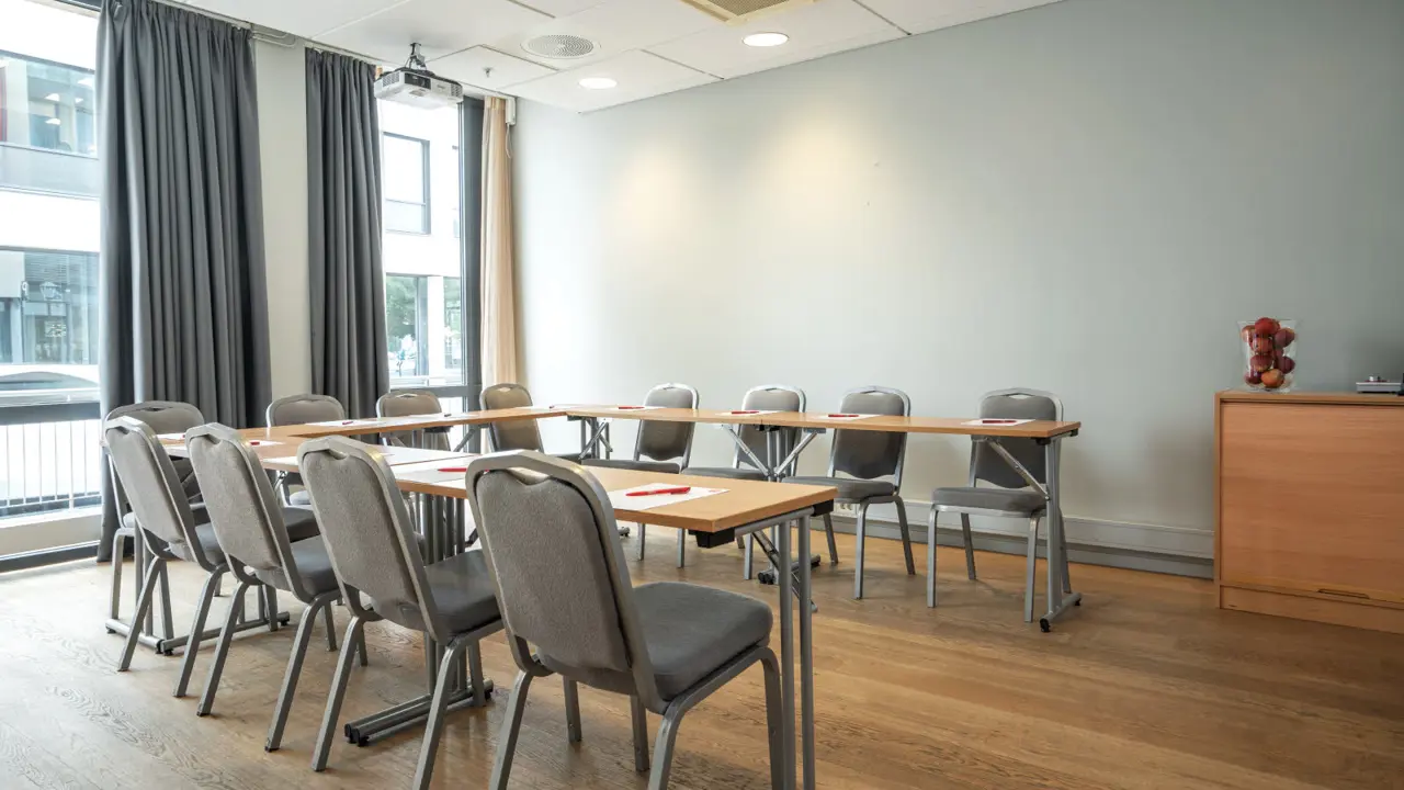 Møterom med bord og stoler formet som en "U" hos Thon Hotel Halden.
