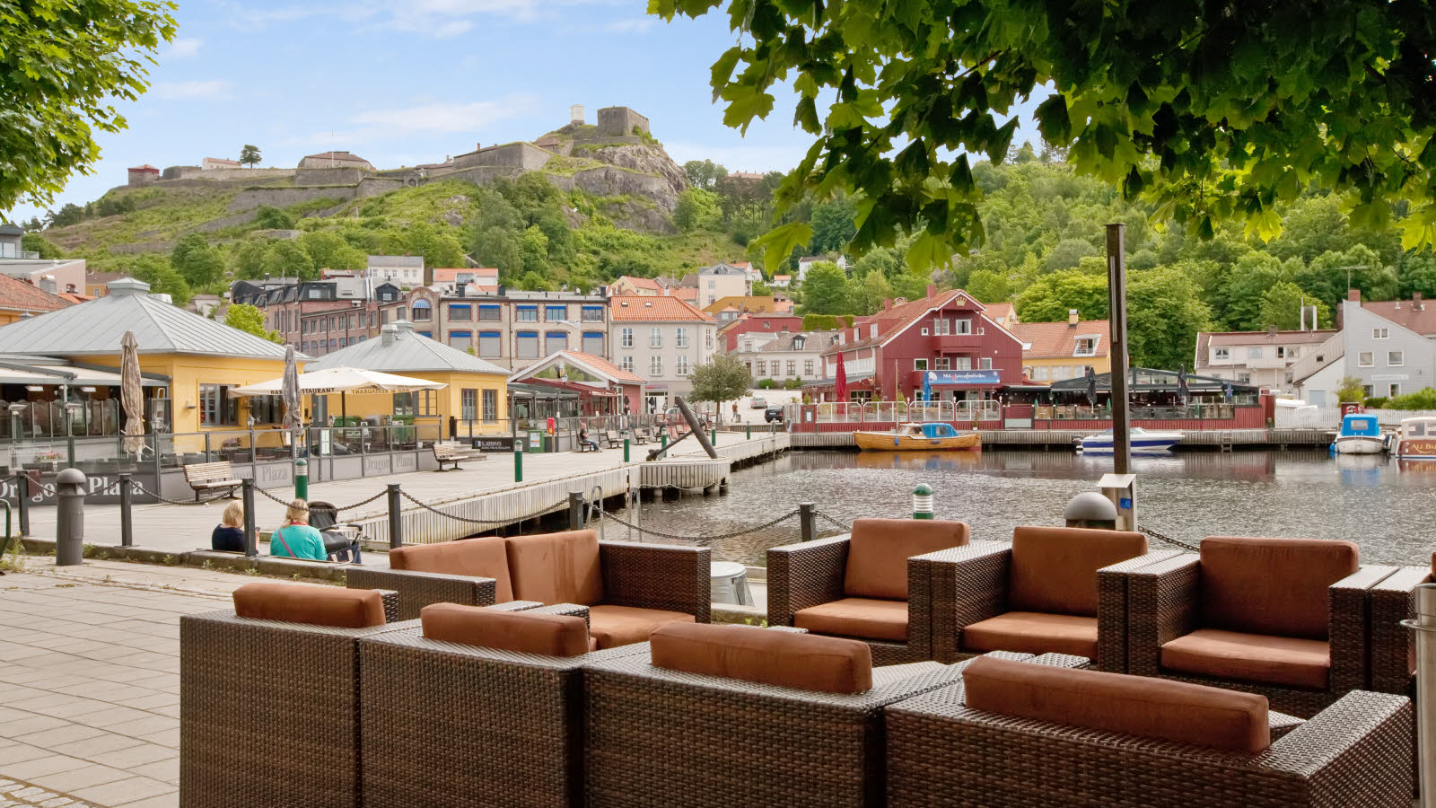 Utservering i sittegrupper på brygga i Halden