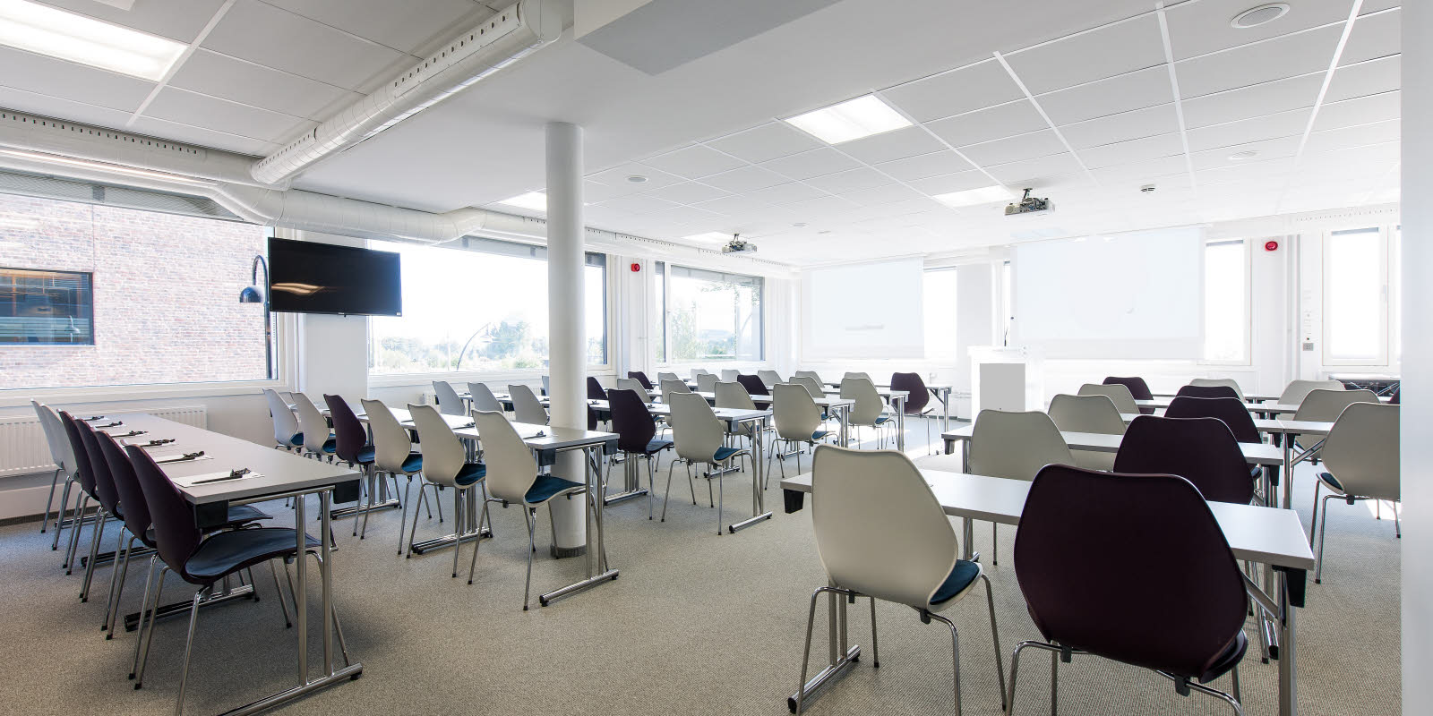 Møterom Skibladner B med klasseromsoppsett