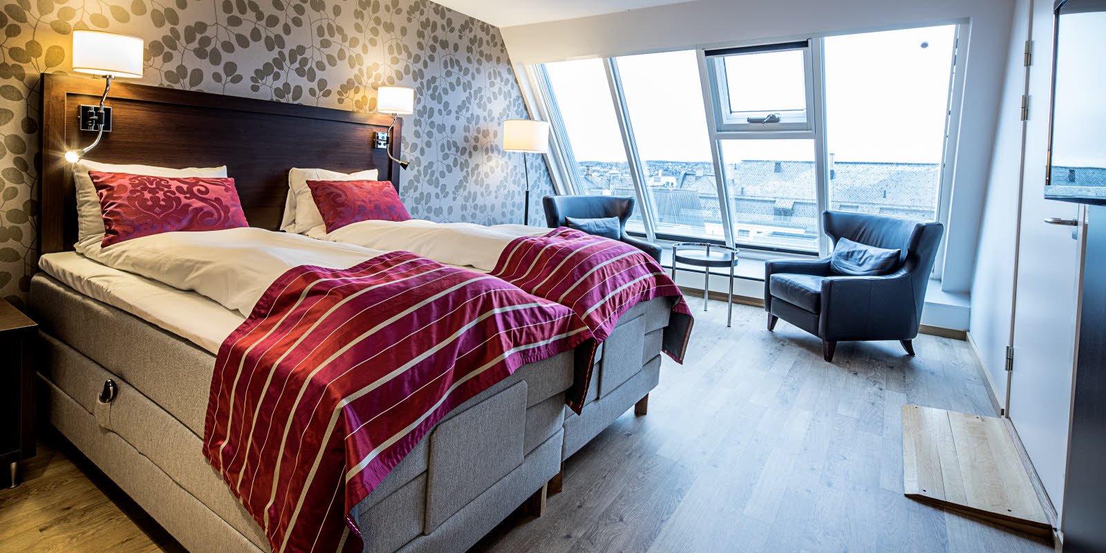 Dobbeltseng og stoler med utsikt mot Mj&#xF8;sa