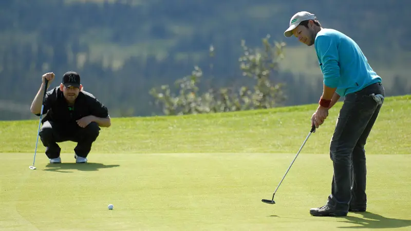 To menn som spiller golf