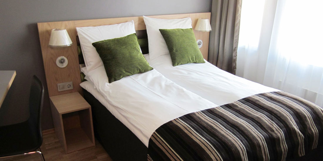 Seng i queenrom på Thon Hotel Hammerfest